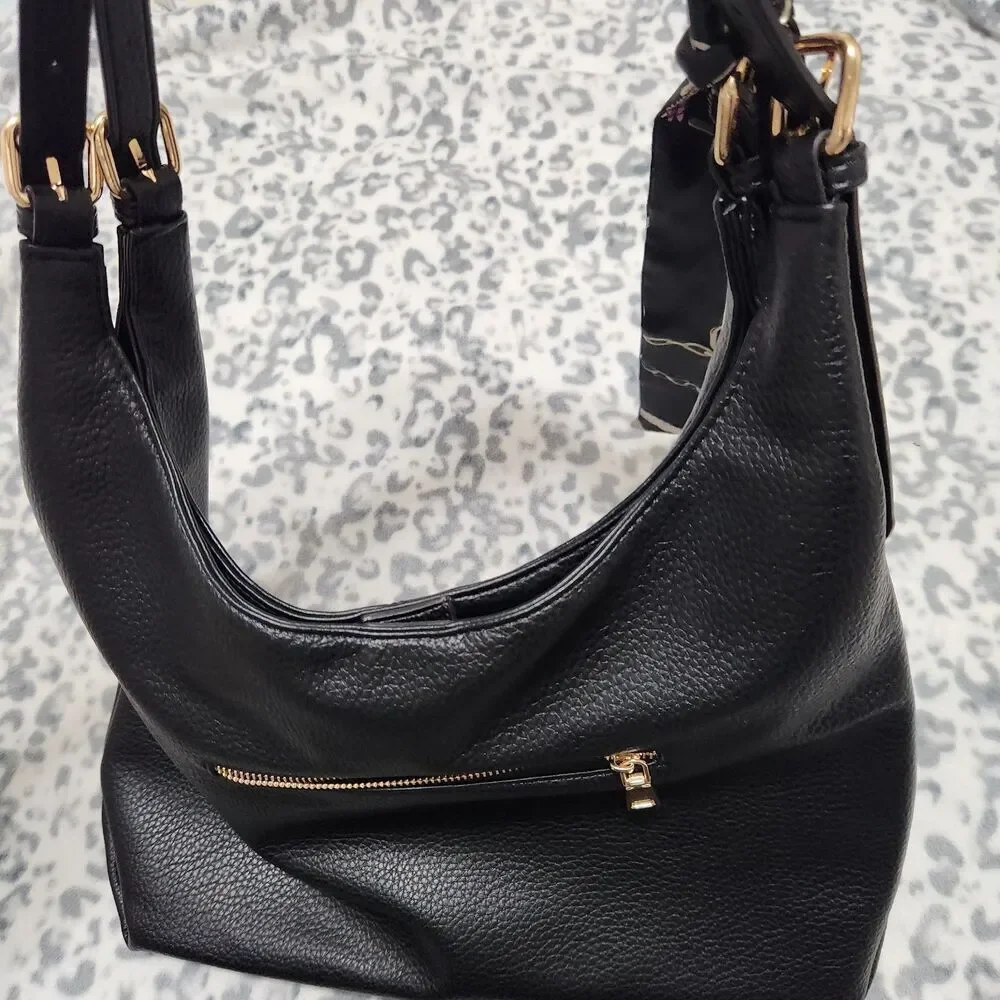 tote bags Size 15x10x5 Black Shoulder bag.   New